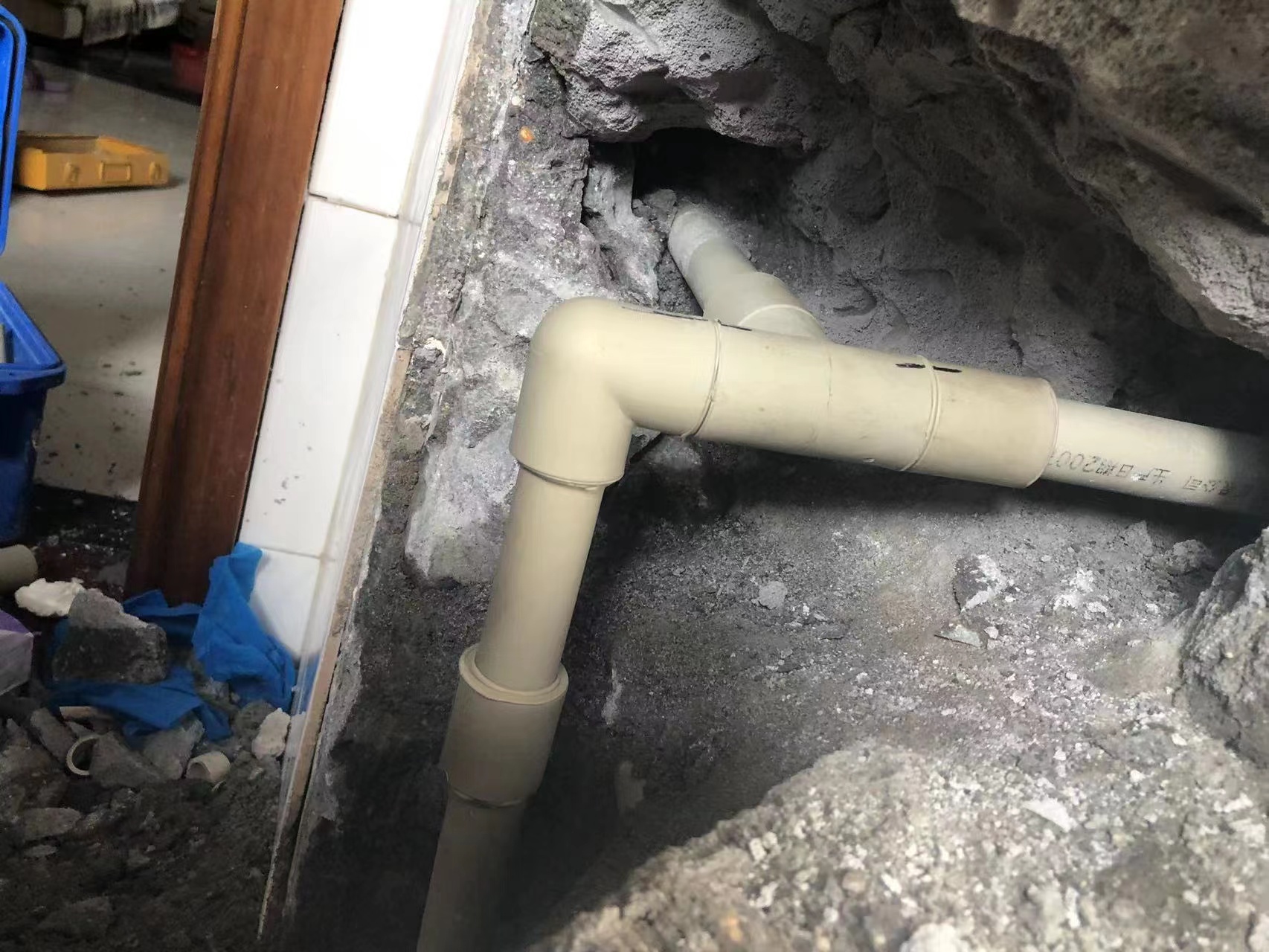 深圳老旧小区水管爆裂噩梦！漏水到楼下怎么办？