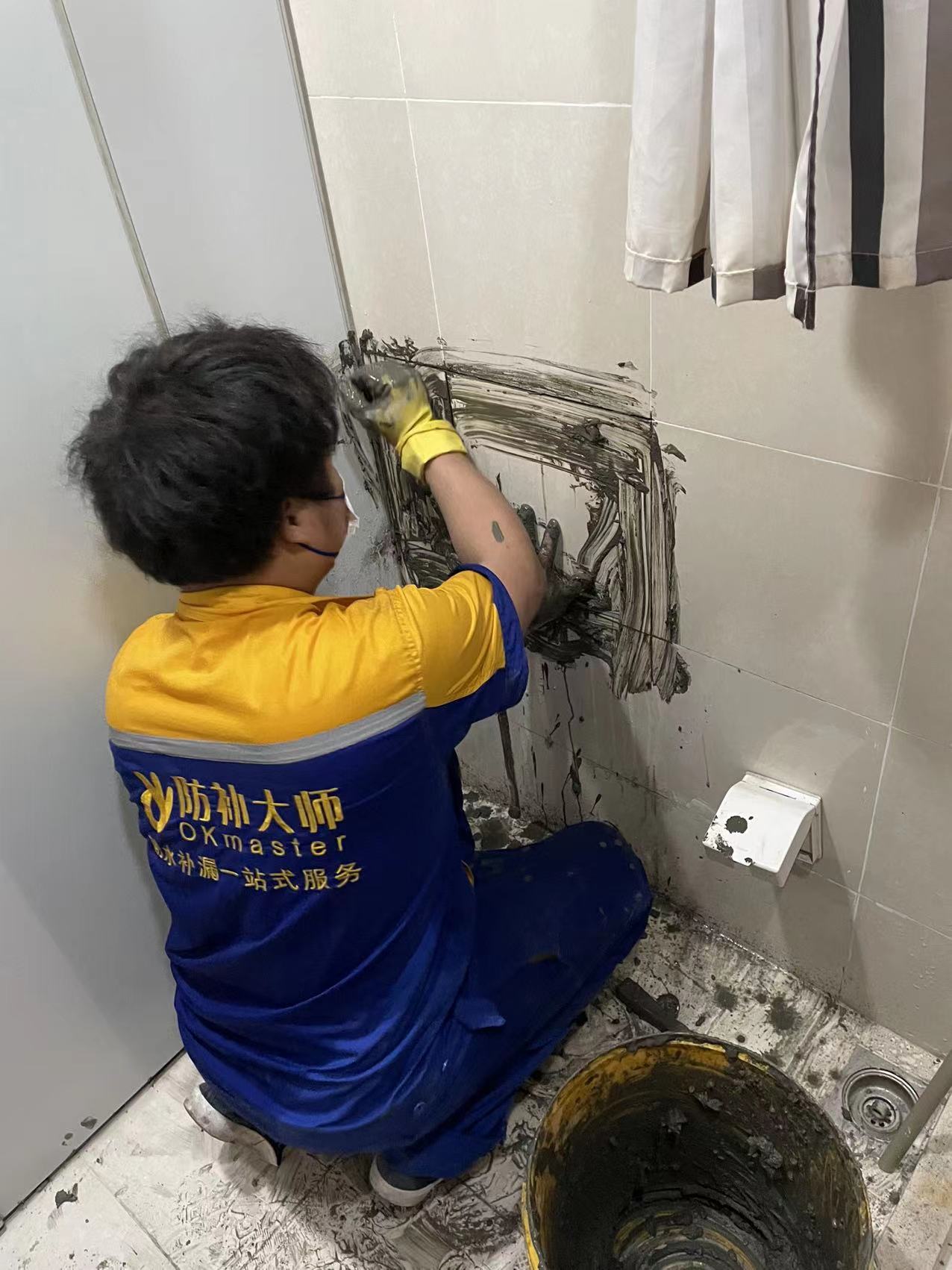 深圳卫生间防水怎么做才不漏水？老师傅手把手教你7步施工法！