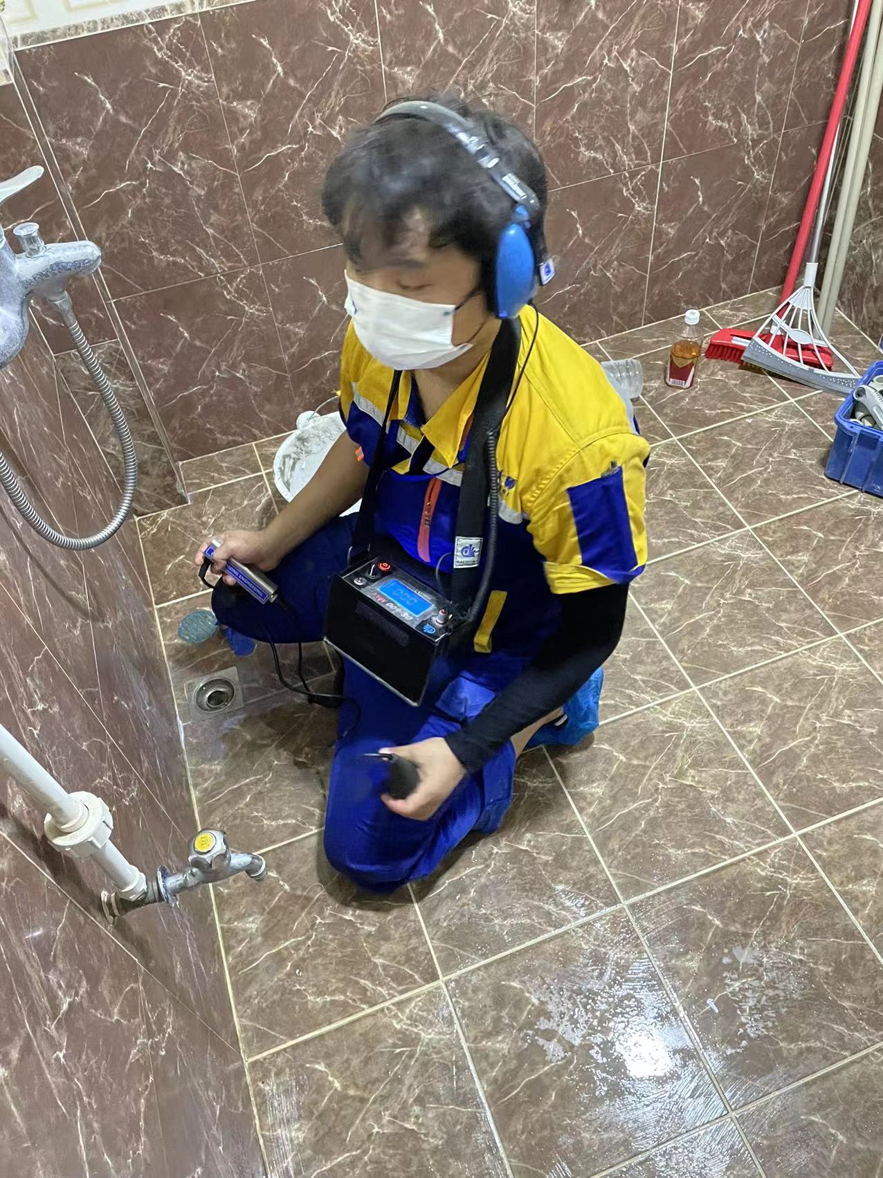 在家庭装修或建筑维护中，漏水问题往往像隐藏的 "健康杀手"，轻则导致墙面发霉、地板变形，重则引发电路故障甚至结构安全隐患。而精准的漏水检测，正是解决这些隐患的第一步。无论是老旧小区的管道老化渗漏，还是新房装修后的防水失效，掌握科学的检测方法既能避免盲目拆砸的损失，又能快速锁定根源问题。本文将从实操角度解析漏水检测的核心流程、技术要点及常见误区，帮助业主和物业人员建立系统的检测认知。