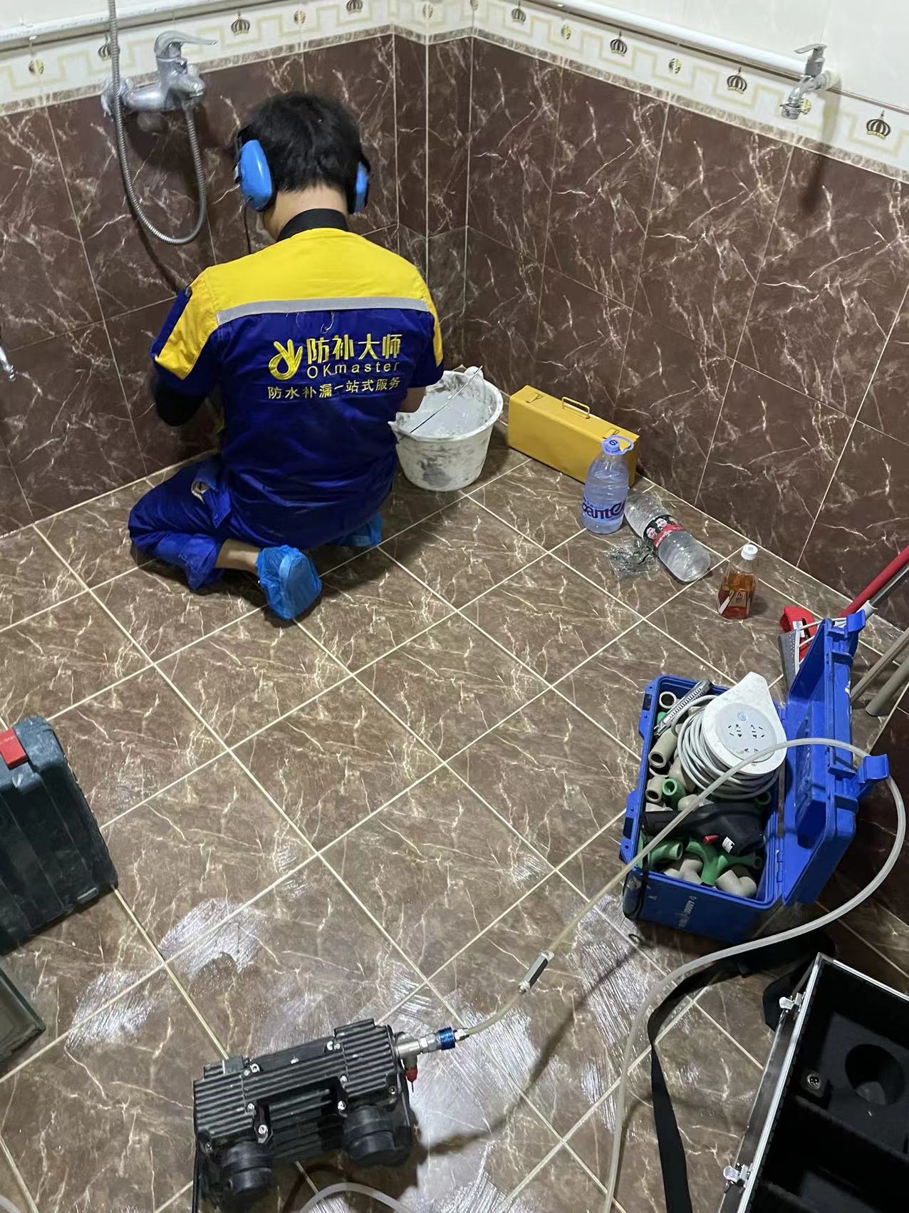 墙潮地滑隐患大！赶紧做漏水维修检测，早发现早止损