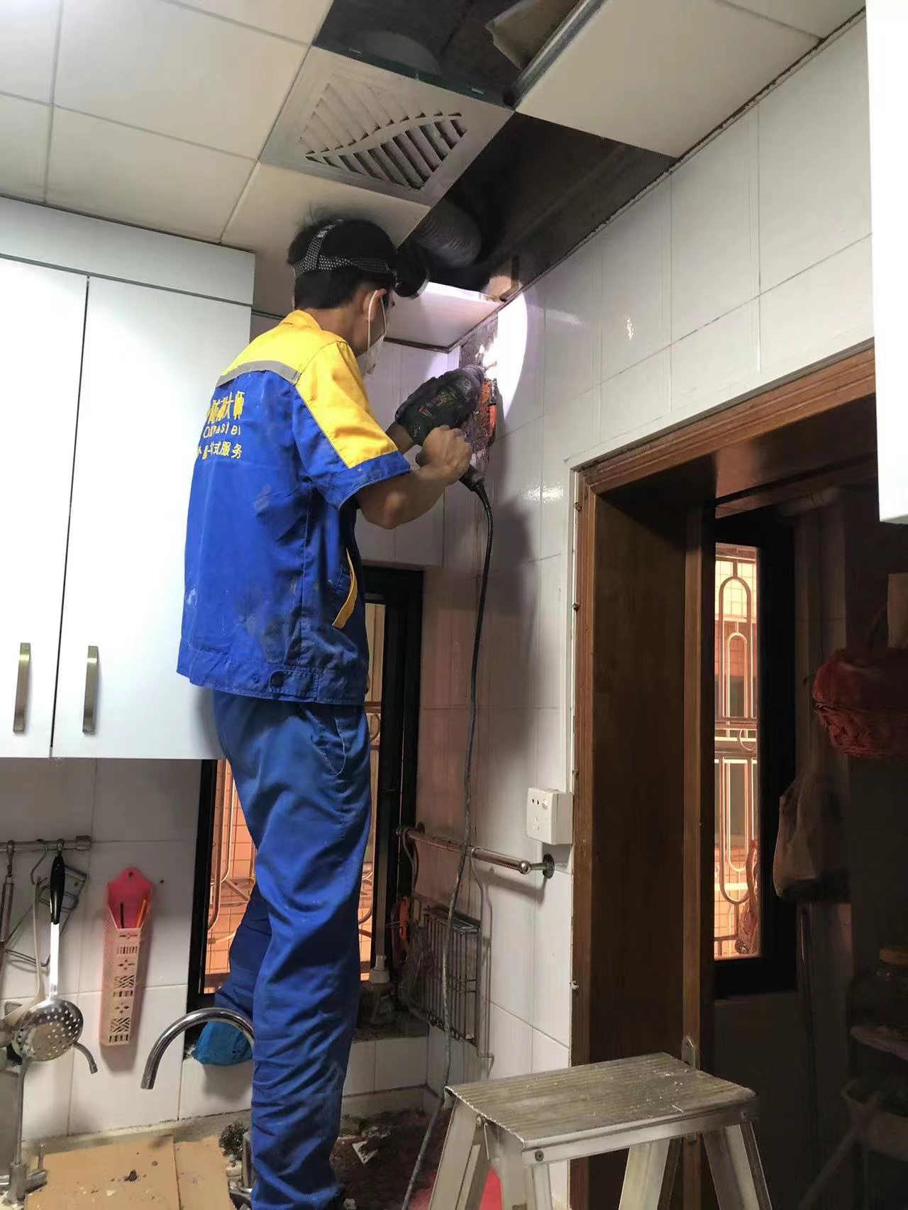 2026深圳天花板内水管漏水怎么修?防补大师30 年老师傅教你正确步骤.jpg 2026深圳天花板内水管漏水怎么修?防补大师30 年老师傅教你正确步骤.jpg