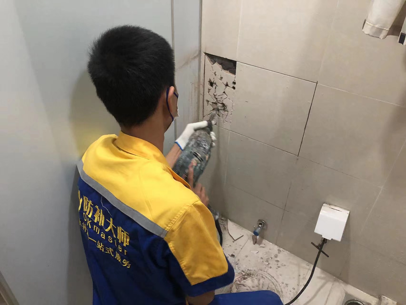 深圳龙岗内墙返潮根源解析:防水失效还是通风不良.jpg 深圳龙岗内墙返潮根源解析:防水失效还是通风不良.jpg