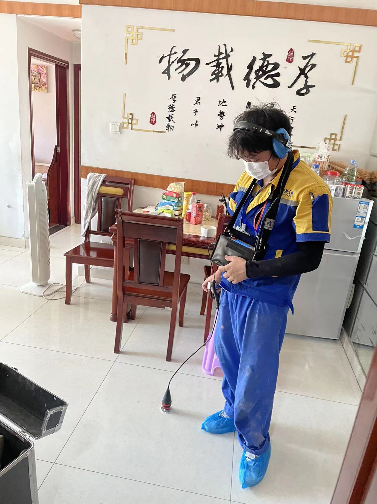 天花板水管漏水定位维修指南——先关阀测压再精准查漏