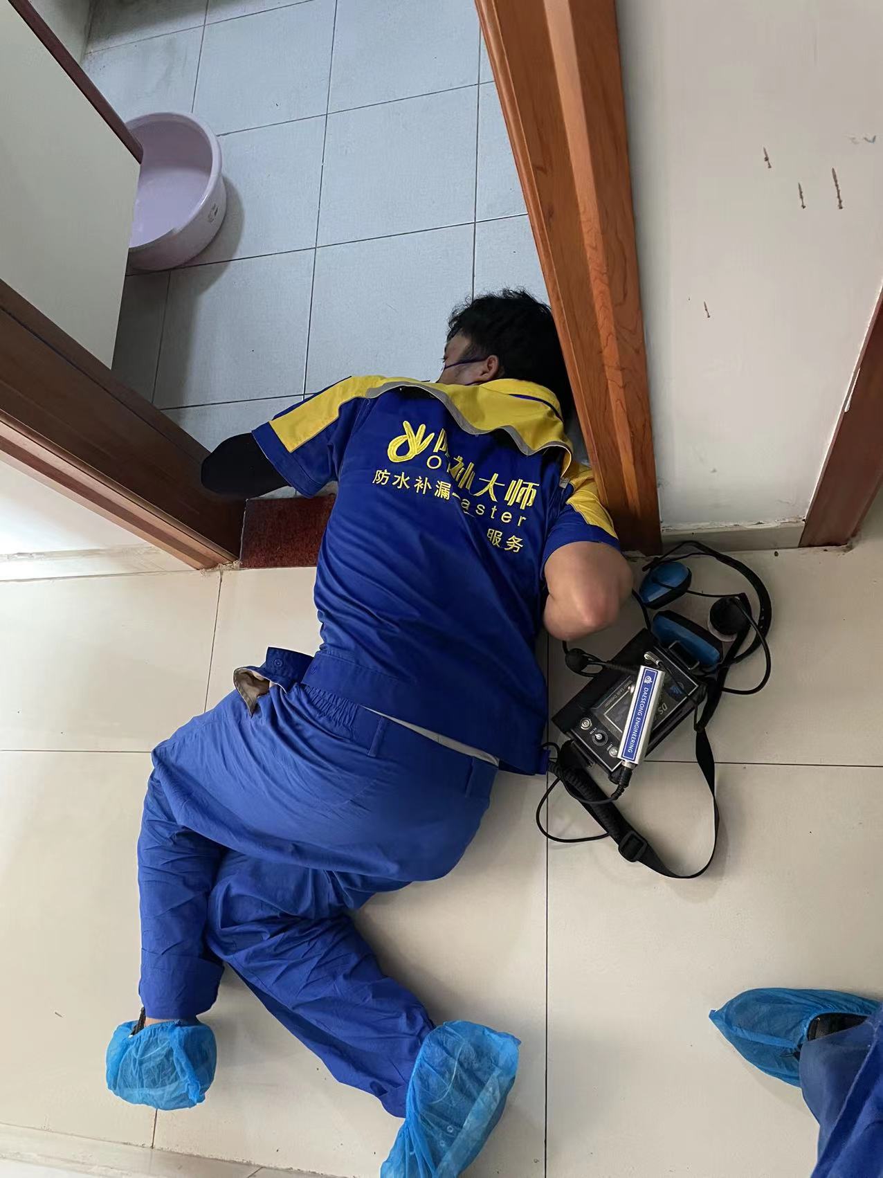 自己动手还是请专业人士，深圳小面积漏水的处理边界与选择建议