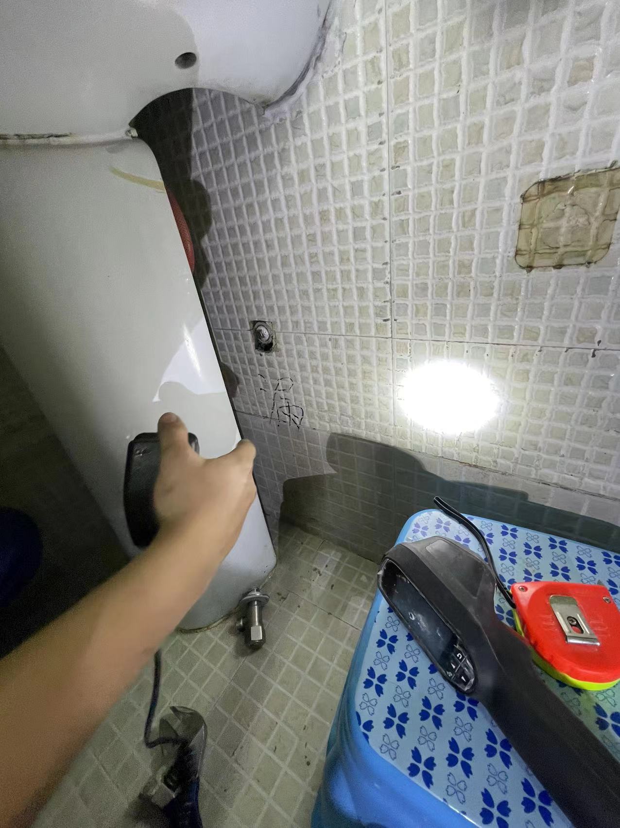 家里漏水急疯了？深圳漏水维修排名帮你精准避坑