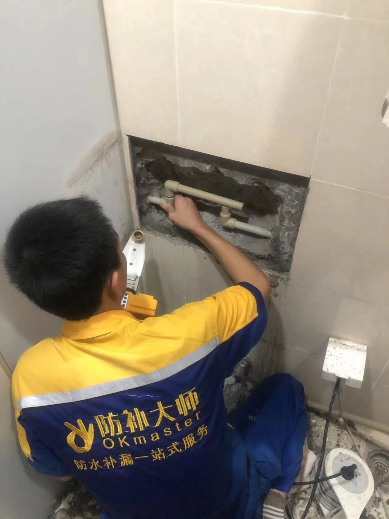 问遍物业才知道！深圳卫生间漏水推荐的 “隐形补漏” 技术太省心